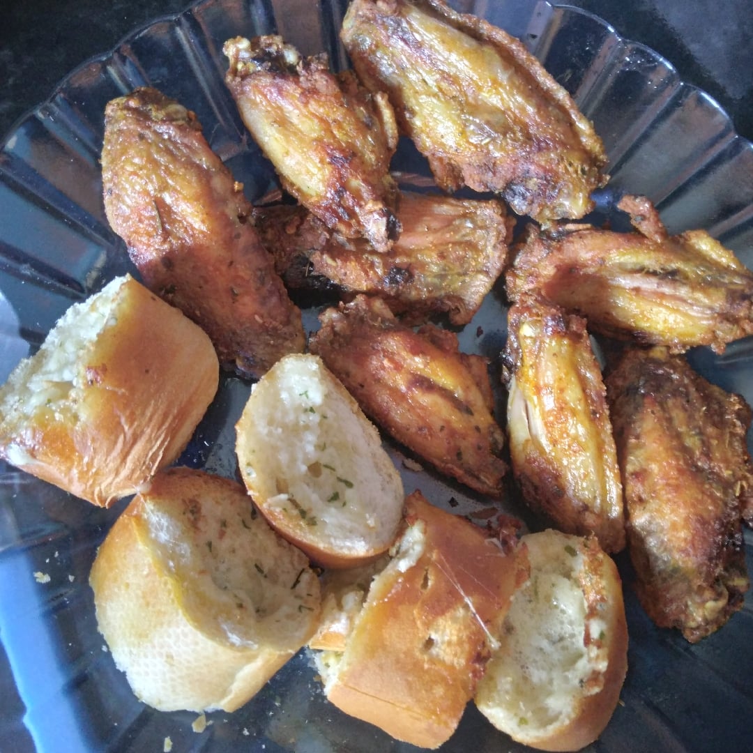 Foto da Asinha de frango com pão de alhor - receita de Asinha de frango com pão de alhor no DeliRec