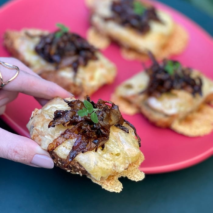 Photo of the Brie Bruschetta with Caramelized Onions – recipe of Brie Bruschetta with Caramelized Onions on DeliRec