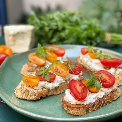 Recipe of Gorgonzola and tomato bruschetta with soy sauce and honey on the DeliRec recipe website