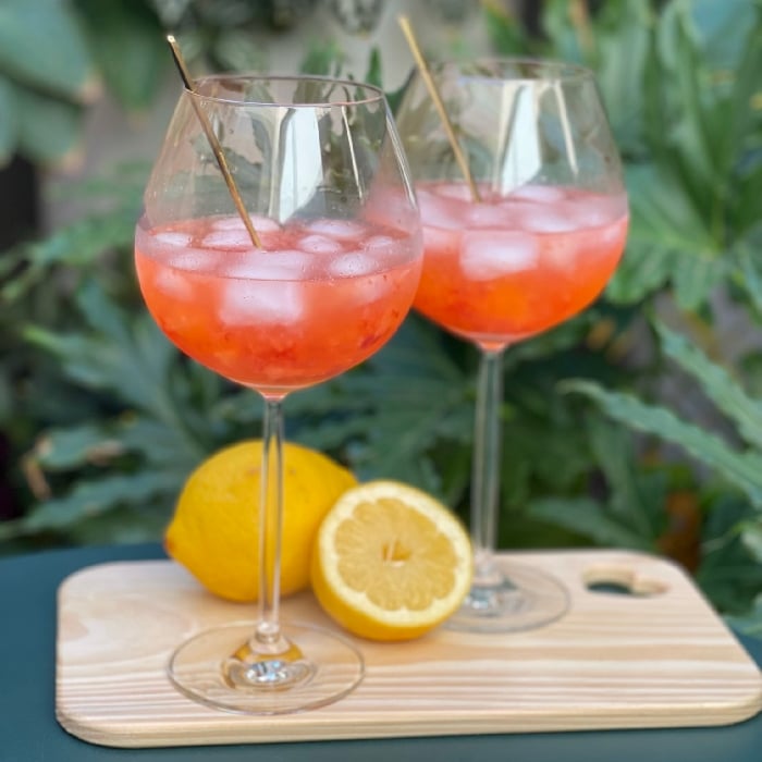 Photo of the Strawberry and lemon gin and tonic – recipe of Strawberry and lemon gin and tonic on DeliRec