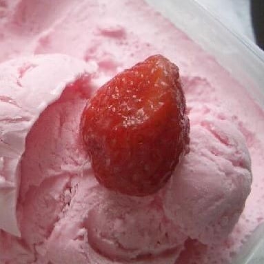 Photo of the Creamy Strawberry Ice Cream with 2 Ingredients – recipe of Creamy Strawberry Ice Cream with 2 Ingredients on DeliRec