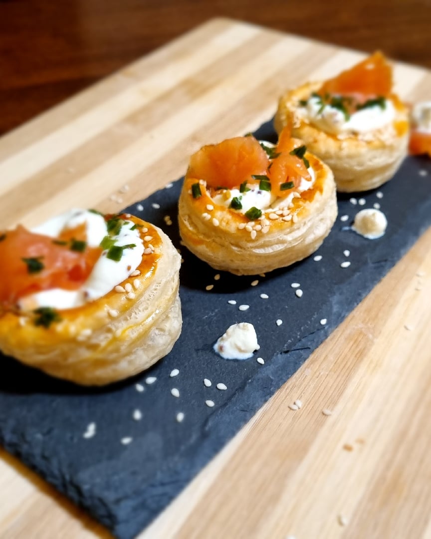 Vol au vent con uova di salmone - Una cameriera in cucina