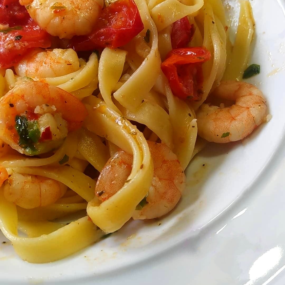 Photo of the Tagliatelle with shrimp and cherry tomatoes – recipe of Tagliatelle with shrimp and cherry tomatoes on DeliRec