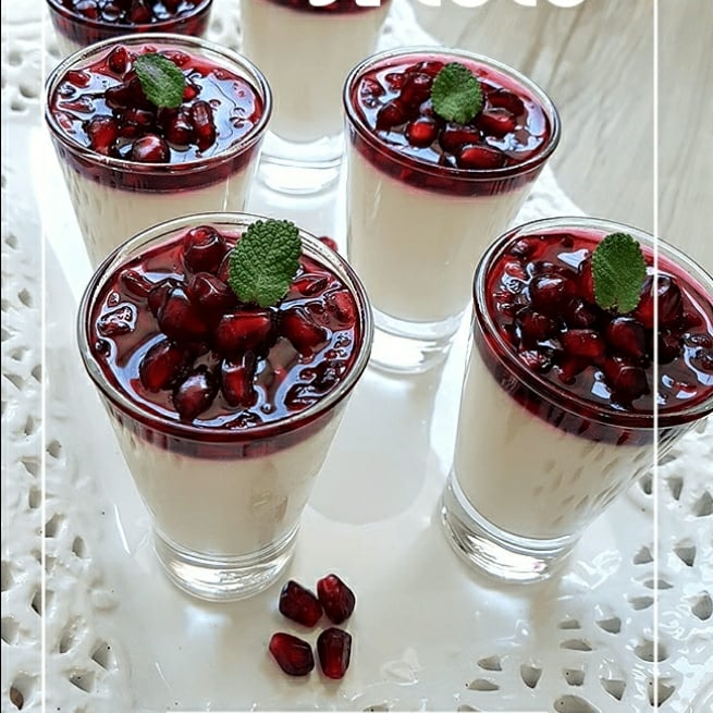 Photo of the Coconut Panna Cotta Verrine with Pomegranate Syrup – recipe of Coconut Panna Cotta Verrine with Pomegranate Syrup on DeliRec