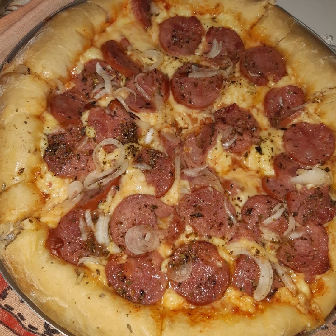 Foto da Pizza caseira de calabresa com queijo - receita de Pizza caseira de calabresa com queijo no DeliRec