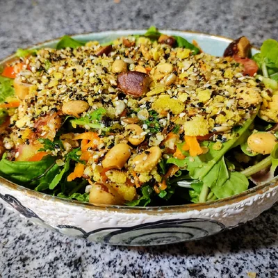 Recipe of Salad with salted granola and wine vinaigrette on the DeliRec recipe website