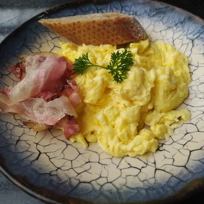 Recipe of Creamy egg with bacon and bread on the DeliRec recipe website