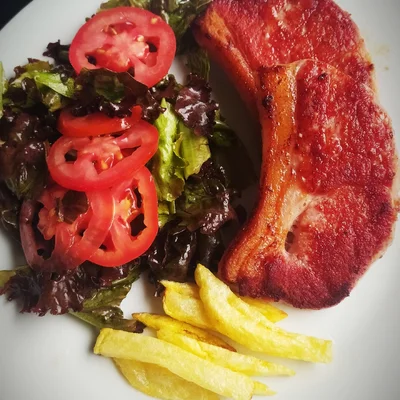 Recette de Rumsteck de porc avec salade et frites, simple et rapide sur le site de recettes DeliRec