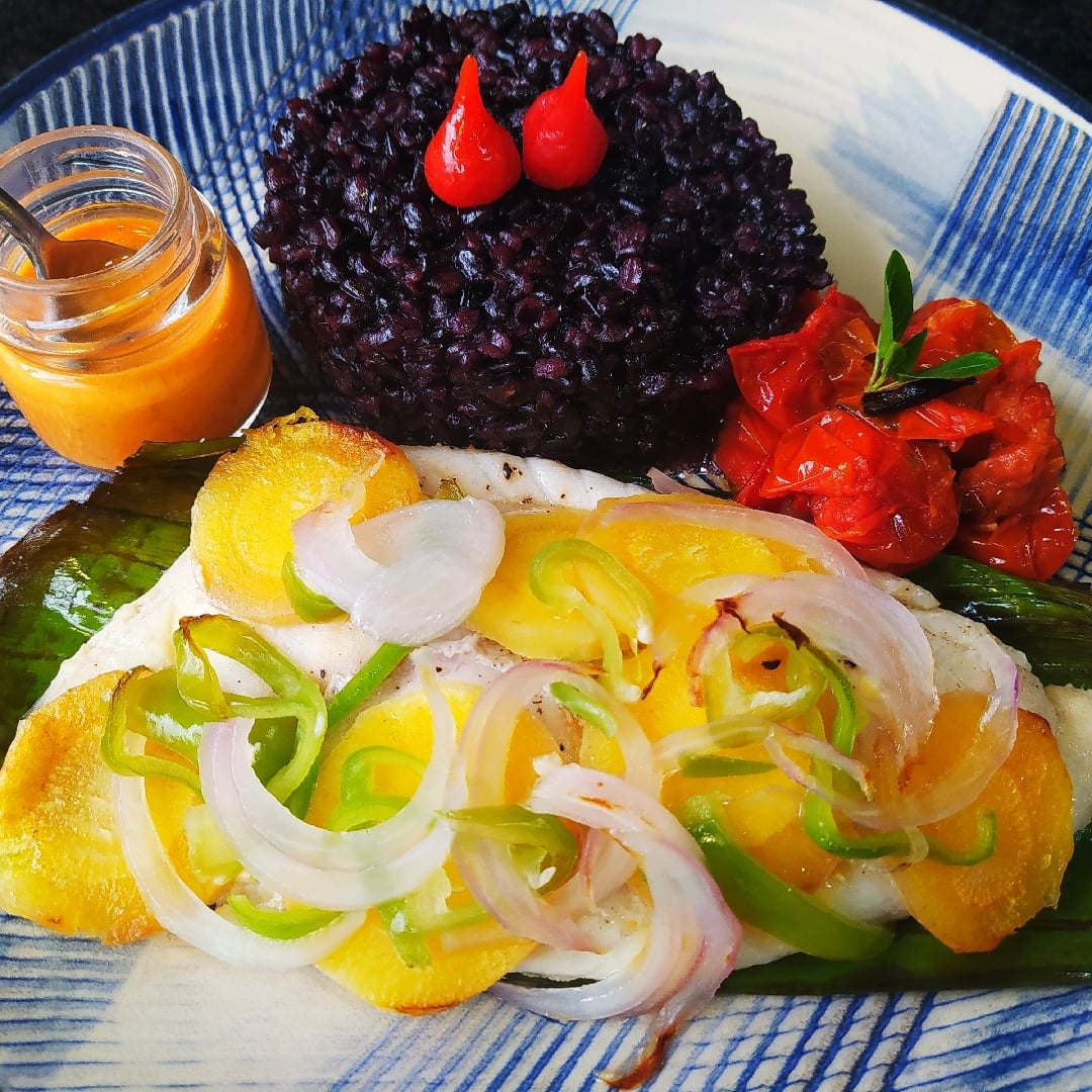 Photo of the Tilapia in banana leaf papilote with black rice and pout pepper sauce – recipe of Tilapia in banana leaf papilote with black rice and pout pepper sauce on DeliRec