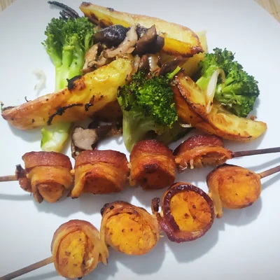 Recipe of Bacon-wrapped chicken skewer, baked potato and broccoli on the DeliRec recipe website