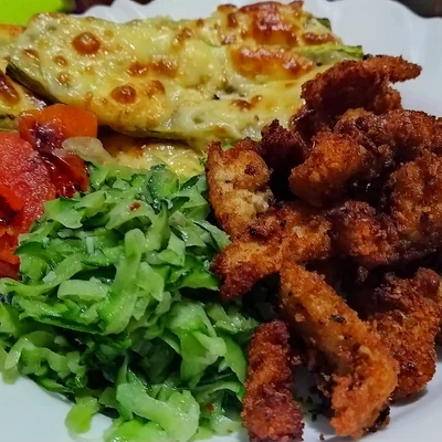 Recipe of Crispy chicken strips with stuffed pumpkin, chayote and roasted tomato. on the DeliRec recipe website