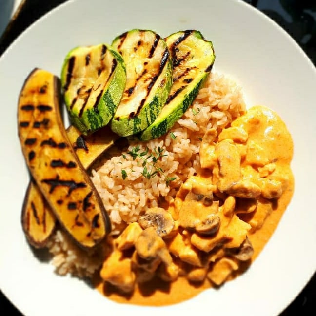 Photo of the Chicken stroganoff with brown rice, zucchini and grilled banana. – recipe of Chicken stroganoff with brown rice, zucchini and grilled banana. on DeliRec