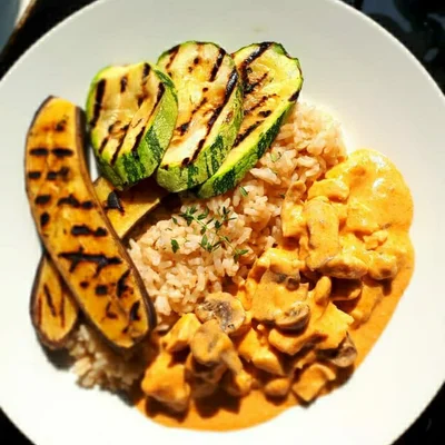 Chicken stroganoff with brown rice, zucchini and grilled banana.