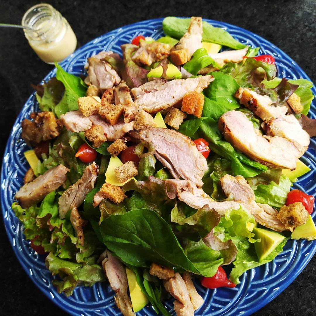 Photo of the Fitness salad with mix of green leaves with strips of grilled drumstick – recipe of Fitness salad with mix of green leaves with strips of grilled drumstick on DeliRec