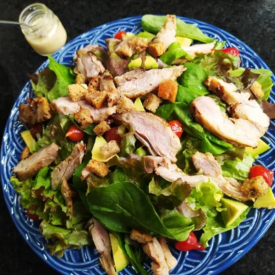 Recipe of Fitness salad with mix of green leaves with strips of grilled drumstick on the DeliRec recipe website