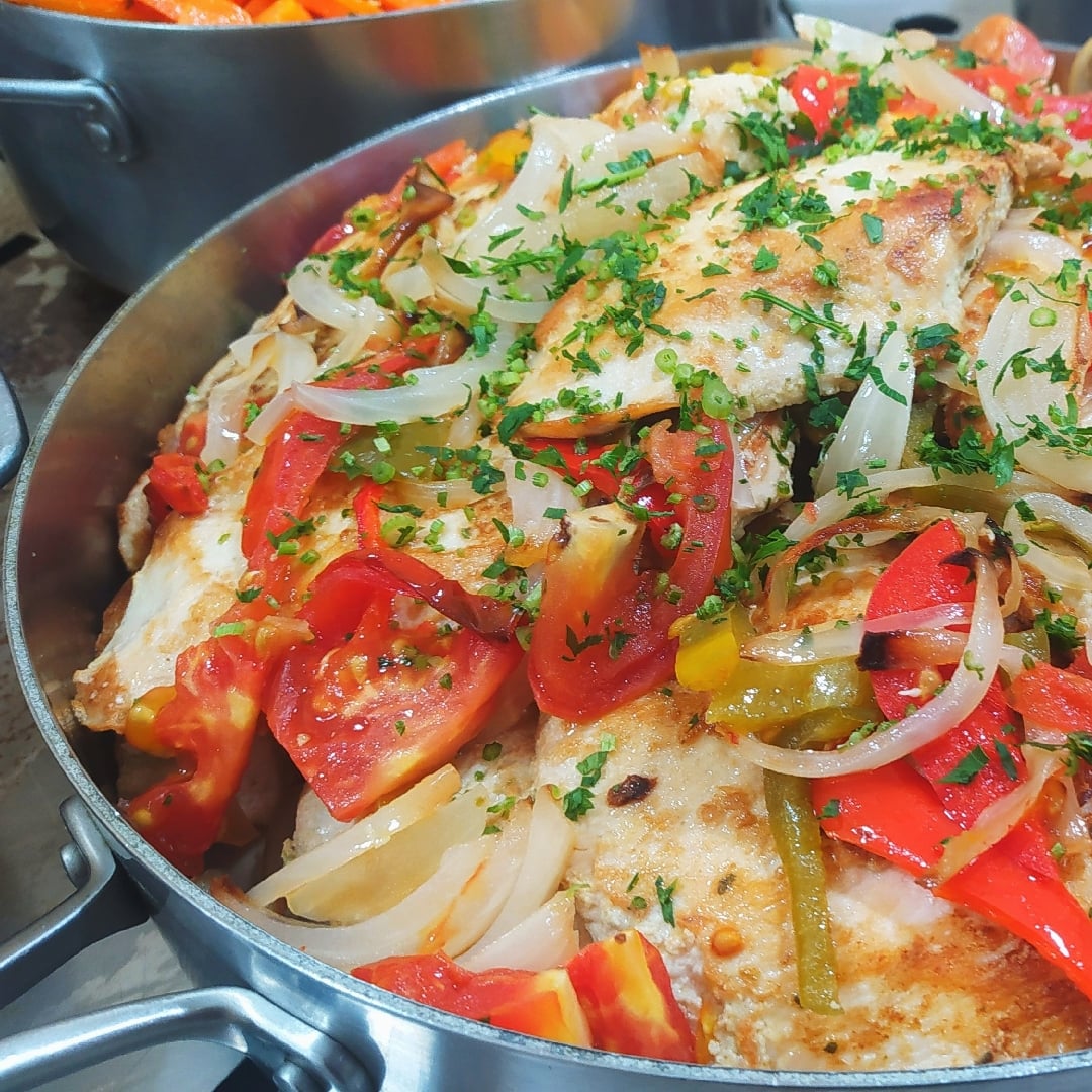 Photo of the Roasted chicken fillet with pepper and onion sauce – recipe of Roasted chicken fillet with pepper and onion sauce on DeliRec