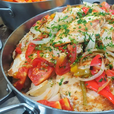 Recipe of Roasted chicken fillet with pepper and onion sauce on the DeliRec recipe website