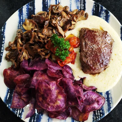 Recipe of Filet mignon medallion with cream cheese, mushrooms, purple potato chips. Finished with roasted tomatoes on the DeliRec recipe website