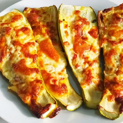 Recipe of Delicious protein zucchini stuffed with egg cream and cheese on the DeliRec recipe website