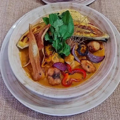 Recette de Poisson tilapia (moqueca) avec farofa, plantain, chips de patates douces et riz blanc. Fini avec du croustillant à la coriandre. sur le site de recettes DeliRec