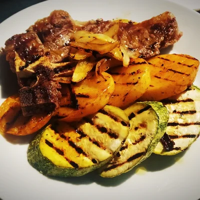 Recipe of Beef chops with potatoes and grilled zucchinis on the DeliRec recipe website