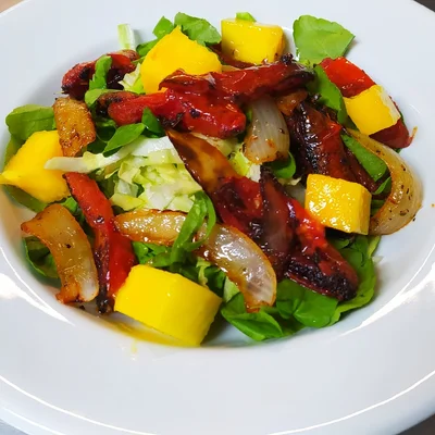 Recipe of Mixed green leaf salad with mango and roasted tomatoes. on the DeliRec recipe website