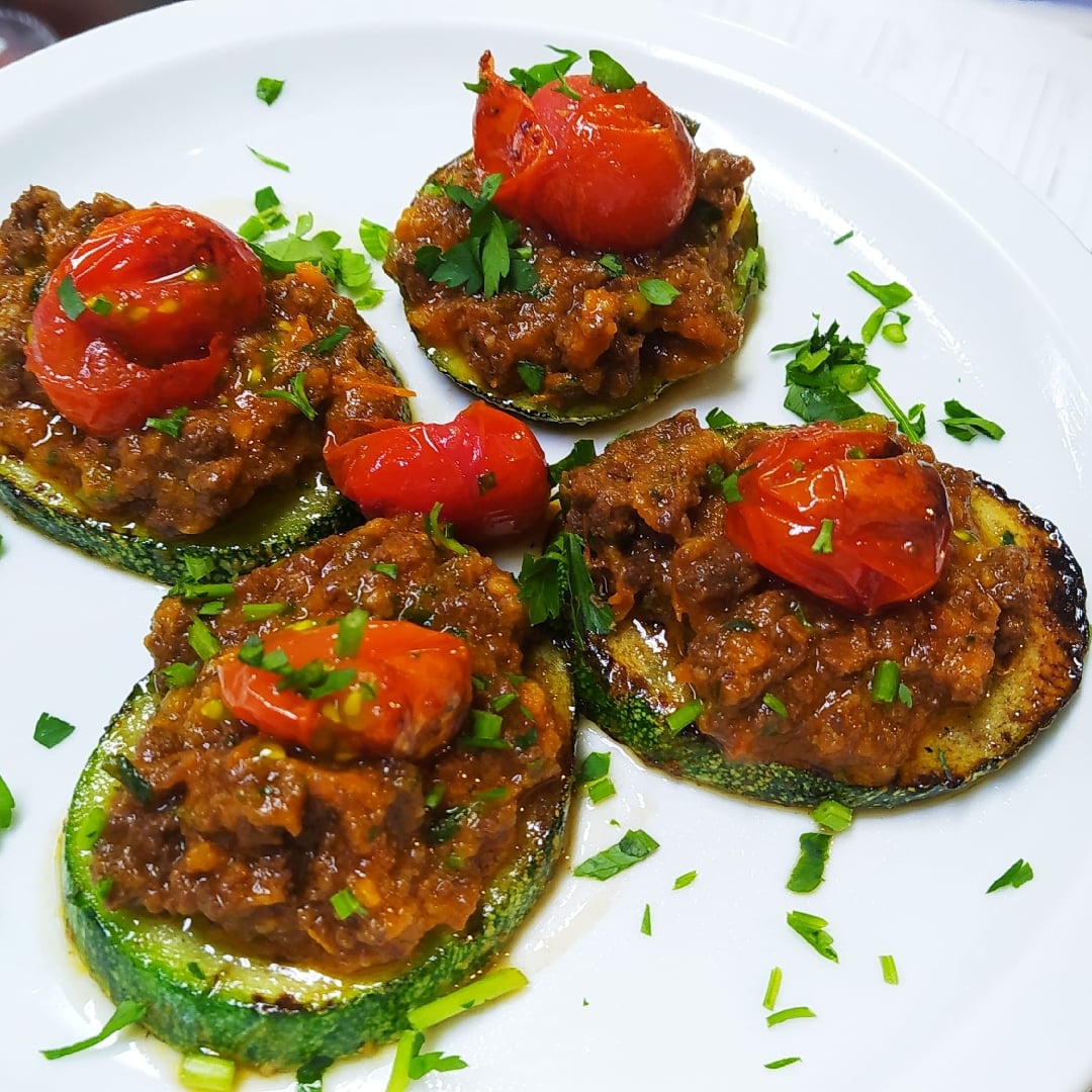 Photo of the Zucchini veggie bruschetta with creamy soy protein, finished with candied tomatoes 🍅🍅 – recipe of Zucchini veggie bruschetta with creamy soy protein, finished with candied tomatoes 🍅🍅 on DeliRec