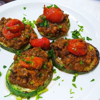 Recipe of Zucchini veggie bruschetta with creamy soy protein, finished with candied tomatoes 🍅🍅 on the DeliRec recipe website