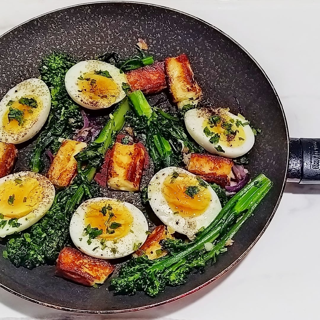 Photo of the Boiled egg with grilled coalho cheese and Japanese broccoli – recipe of Boiled egg with grilled coalho cheese and Japanese broccoli on DeliRec