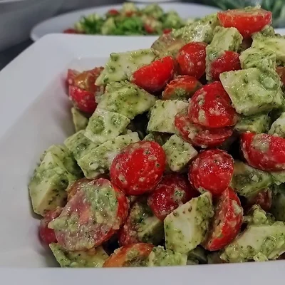 Recipe of Caprese salad with arugula and basil pesto! on the DeliRec recipe website