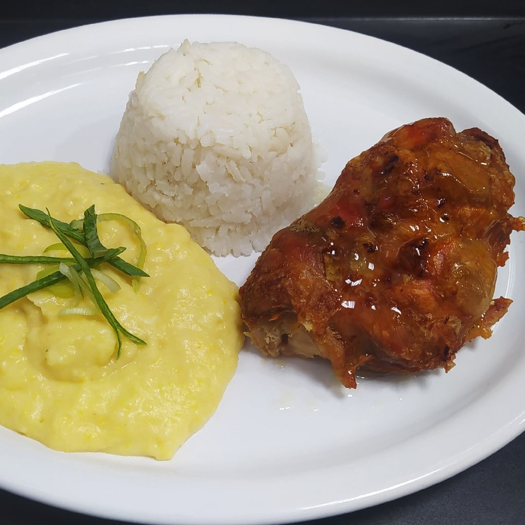 Foto da Sobrecoxa assada com com creme de milho e arroz branco  - receita de Sobrecoxa assada com com creme de milho e arroz branco  no DeliRec