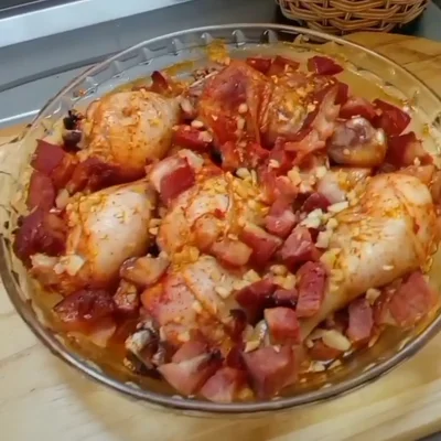 Recipe of Roasted chicken thighs with garlic and bacon on the DeliRec recipe website