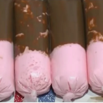 Recipe of Strawberry mousse ice cream with chocolate cone on the DeliRec recipe website