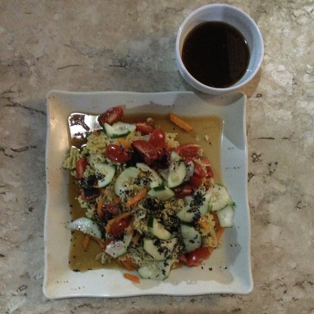 Foto da Salada crocante de miojo cru com molho oriental  - receita de Salada crocante de miojo cru com molho oriental  no DeliRec
