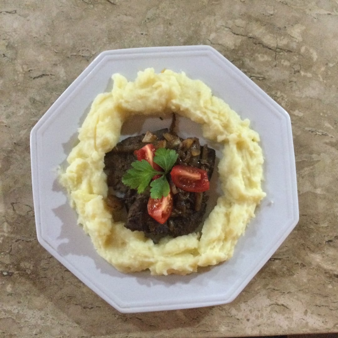 Photo of the Onion liver with mashed potato – recipe of Onion liver with mashed potato on DeliRec