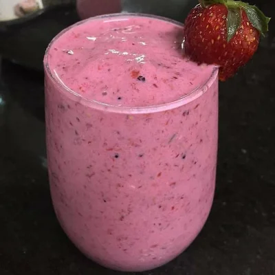 Recipe of BANANA SMOOTHIE WITH RED FRUITS on the DeliRec recipe website