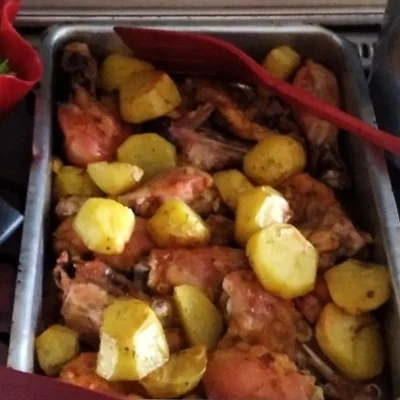 Receita de Coxa de frango assada com batatas simples  no site de receitas DeliRec