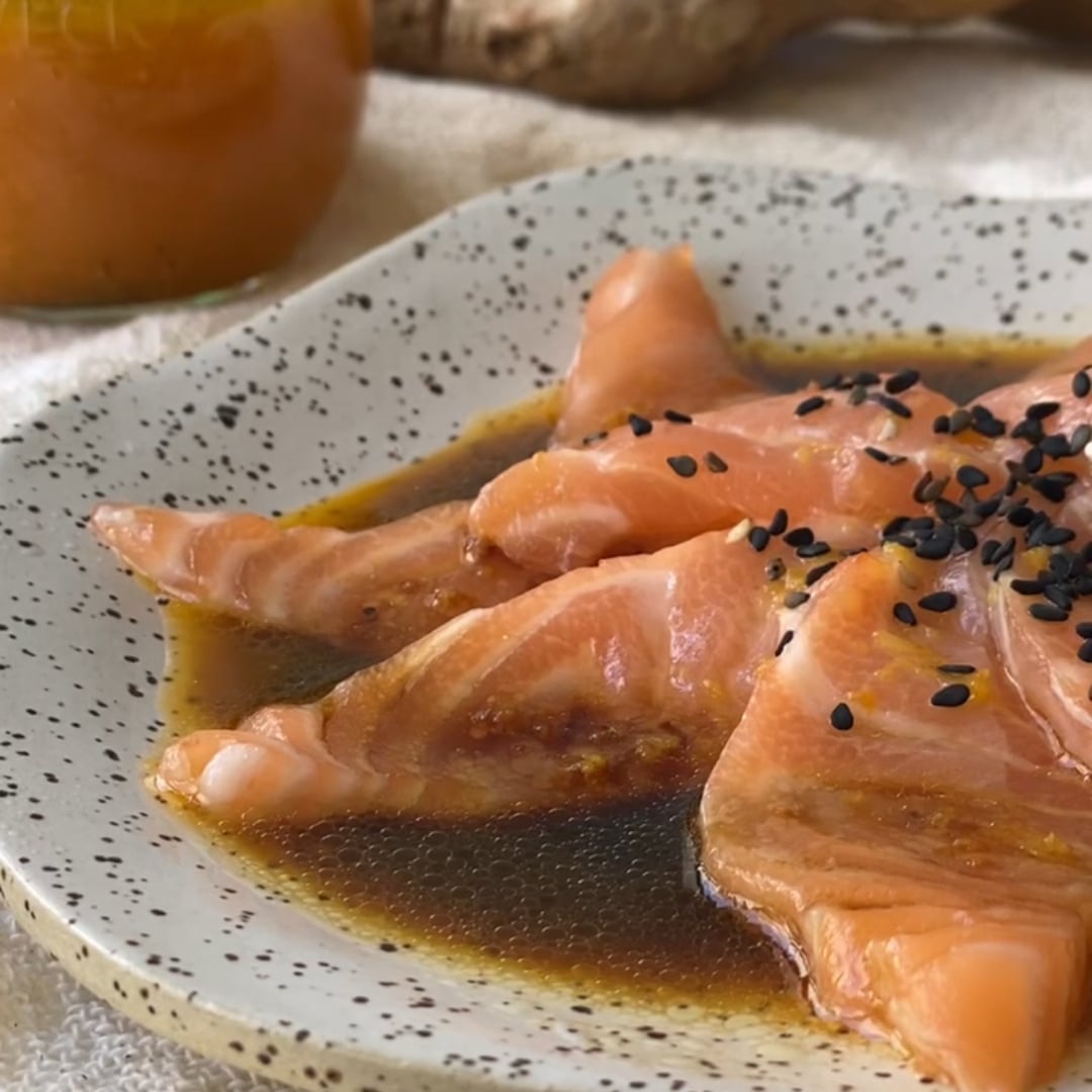 Photo of the Salmon carpaccio with passion fruit and ginger sauce – recipe of Salmon carpaccio with passion fruit and ginger sauce on DeliRec