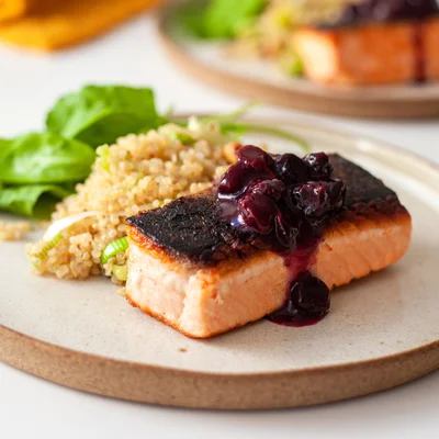 Recipe of Salmon with red fruit sauce on the DeliRec recipe website