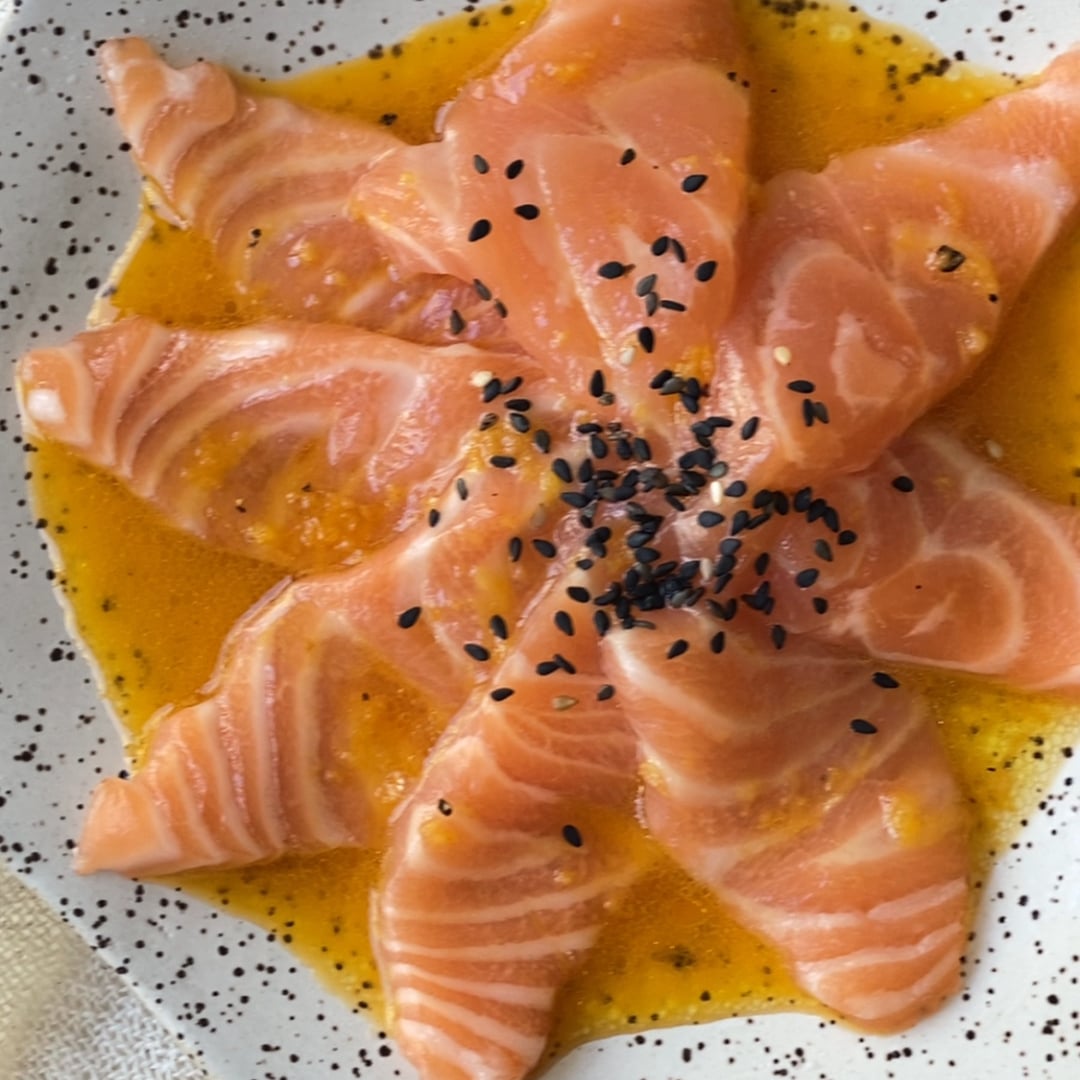 Foto da Carpaccio de salmão com molho de maracujá e gengibre - receita de Carpaccio de salmão com molho de maracujá e gengibre no DeliRec