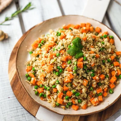 Recipe of Cauliflower rice with carrots, peas and orange zest on the DeliRec recipe website