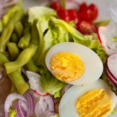 Salat mit Eiern Rezept auf der DeliRec-Rezept-Website