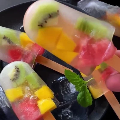Recipe of Coconut water popsicle with fruits on the DeliRec recipe website