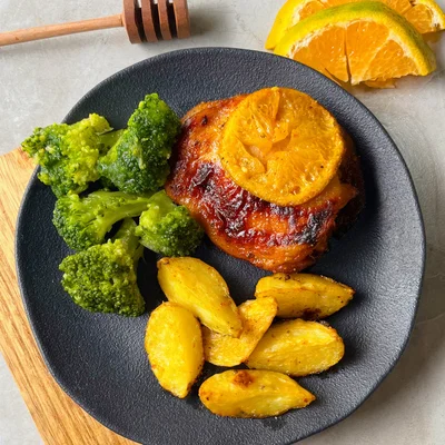 Receta de Muslo con naranja y miel y patatas rústicas en el sitio web de recetas de DeliRec