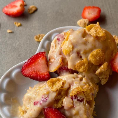Recipe of Strawberry ice cream with cornflakes on the DeliRec recipe website