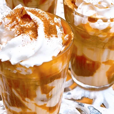 Recipe of Iced coffee with caramel & whipped cream on the DeliRec recipe website