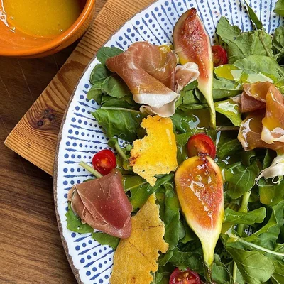 Receita de Salada Parma com  figos e lascas de parmesão  no site de receitas DeliRec