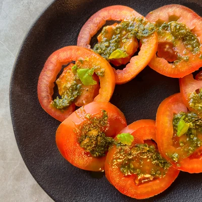Recipe of Tomato salad with pesto on the DeliRec recipe website