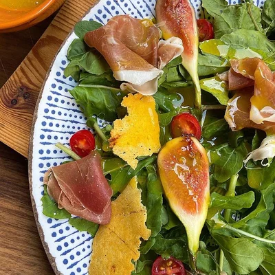 Recette de Salade de figues à la parme et au parmesan sur le site de recettes DeliRec