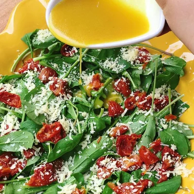 Recipe of Arugula Salad with Dried Tomatoes & Parmesan on the DeliRec recipe website